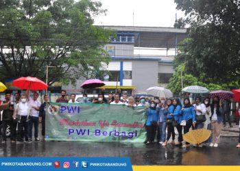 PWI dan IKWI Kota Bandung Bagikan Takjil di Hari ke-3 Ramadhan 1443 H