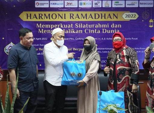 Harmoni Ramadhan 1443 H, PWI & IKWI Berikan Santunan Kepada Ratusan Anak Yatim dan Dhuafa