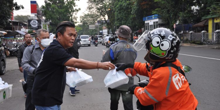 Kadiskominfo Apresiasi Berbagi Takjil PWI Kota Bandung