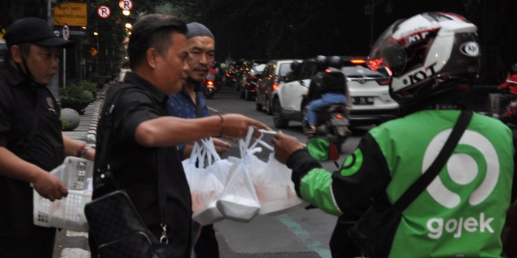 PWI, IKWI Kota Bandung dan SMSI Jabar Bagikan Paket Makanan Siap Santap di Jalan Merdeka