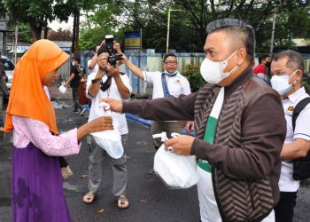 PWI Kota Bandung Bagikan Ratusan Paket Makanan Siap Saji