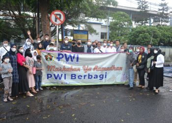 PWI Kota Bandung Berbagi Hidangan Iftar Siap Santap Gratis