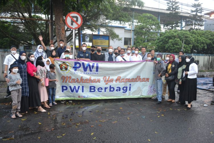 PWI Kota Bandung Berbagi Hidangan Iftar Siap Santap Gratis