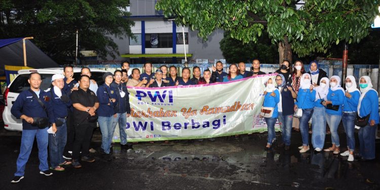 Ratusan Paket Iftar Gratis Kembali Dibagikan PWI, IKWI Kota Bandung dan SMSI Jabar