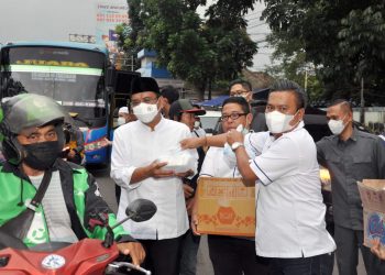 Tedy Rusmawan Apresiasi Kegiatan Rutin Berbagi Takjil PWI Kota Bandung