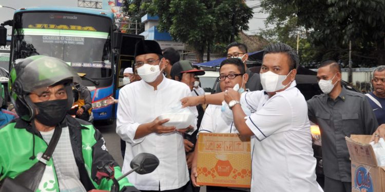 Tedy Rusmawan Apresiasi Kegiatan Rutin Berbagi Takjil PWI Kota Bandung