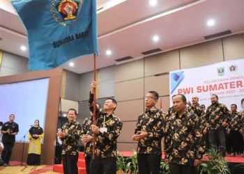 Ketua Umum PWI Pusat Melantik Basril Basyar sebagai Ketua PWI Sumbar