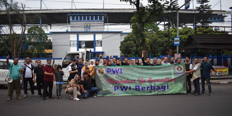 PWI dan IKWI Kota Bandung Tebar Kebaikan Berbagi Takjil Bagi Warga