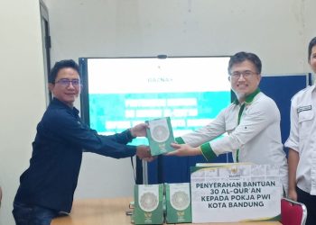 Dukung Program Ngaji Bareng Wartawan, Baznas Kota Bandung Serahkan 30 Mushaf Al-Qur’an untuk Program Ngabarin