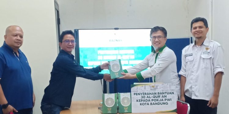 Dukung Program Ngaji Bareng Wartawan, Baznas Kota Bandung Serahkan 30 Mushaf Al-Qur’an untuk Program Ngabarin