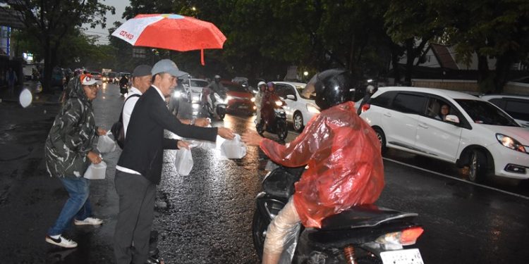 Hujan Deras Tak Surutkan PWI Pokja Kota Bandung Tebar Kebaikan Ramadan