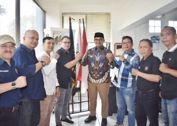 Wali Kota Bandung Muhammad Farhan saat berkunjung ke Kantor Pokja PWI Kota Bandung bersama pengurus PWI.