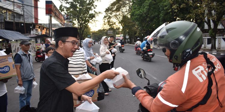 PWI Kota Bandung Tutup Program Berbagi Ramadan dengan Pembagian Takjil