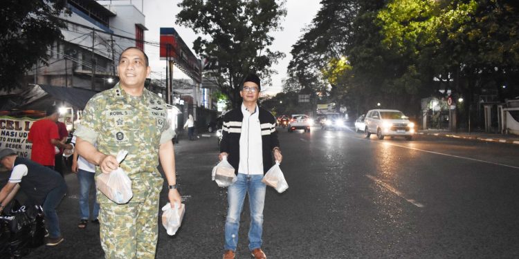 PWI Kota Bandung dan Dandim 0618 Bandung Berbagi Takjil untuk Warga di Jalan Ahmad Yani